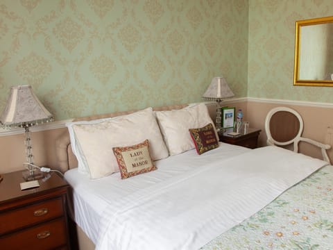 Bright & Airy West-facing room