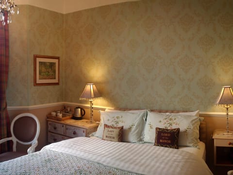 Sumptuous King-size bed & quality linen