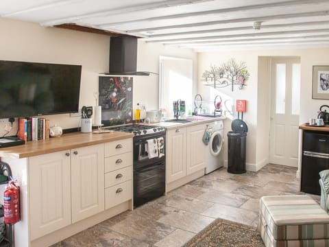 Cosy Cottage-style Apt with ceiling beams & floor tiles