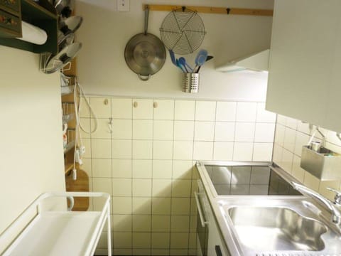 Kitchen Sink, Sink, Property, Tap, Plumbing Fixture, Interior Design, Plumbing, Flooring, Gas, Building