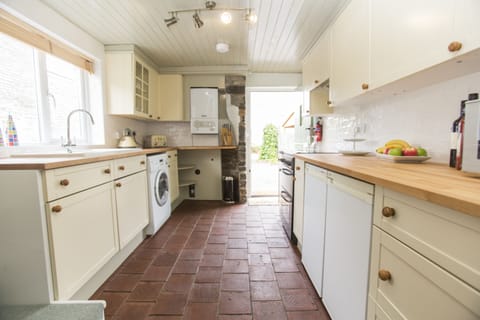 Fully equiped kitchen with general store cupboard / fridge items