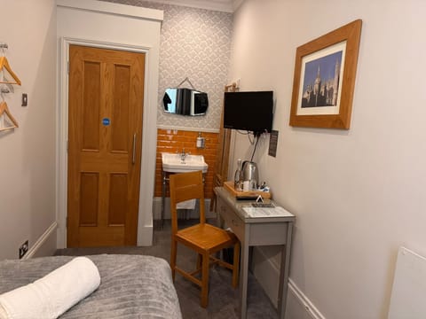 SINGLE ROOM with shared bathroom /room 5