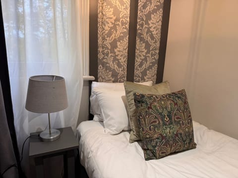 SINGLE ROOM with shared bathroom /room 8