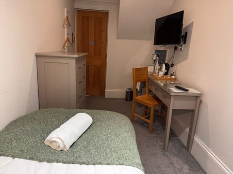 SINGLE ROOM with shared bathroom /room 8