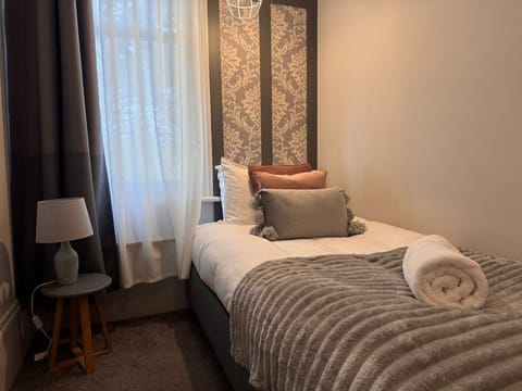 SINGLE ROOM with shared bathroom /room 5