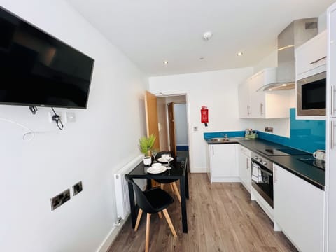 Studio 1 - Fully equipped Kitchen with Dining Table