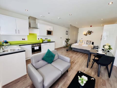 Studio 13 - Deluxe Studio Apartment