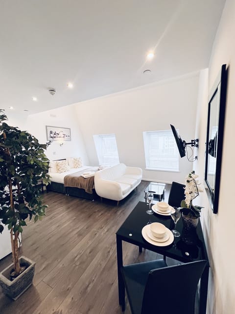 Studio 38 - King Deluxe Studio Apartment 