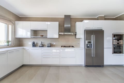 Spacious kitchen, very bright and fully equipped.