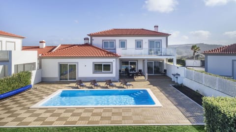 Private pool and sun terrace with loungers — Villa del Rey II, holiday villa in Óbidos
