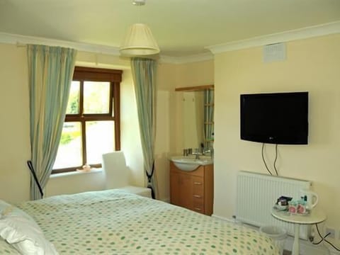 Side Room Tv and Vanity Unit