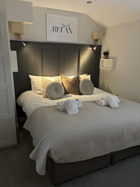 King bedroom/can be 2 singles