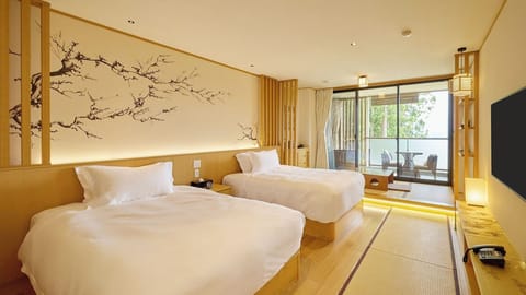 ・[Premium Room (view of Mt. Fuji)] A spacious room with two double beds.