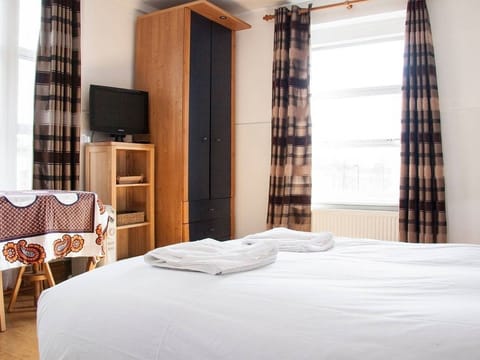 Flat 3 - Double Bed - 2nd Floor Apartment