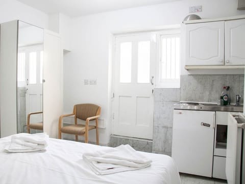 Flat 7 - Double Bed - Lower Ground Floor Apartment