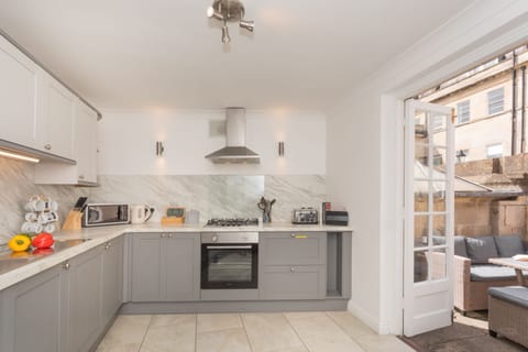 Fully equipped kitchen and balcony 