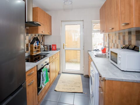 Fully equipped kitchen with Fridge Freezer and washing machine