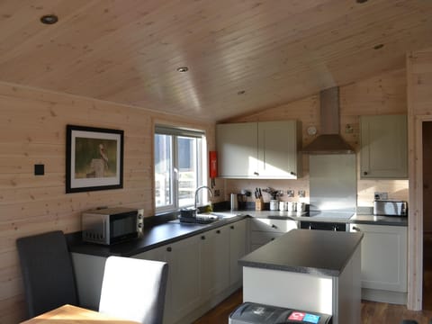 Fully fitted kitchen