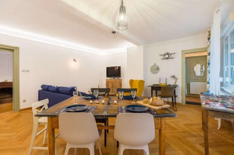 Dining room: 5-person dining table + office area