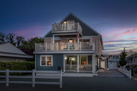 Ocean Block Retreat- Private pool, plenty of parking, and so much more!