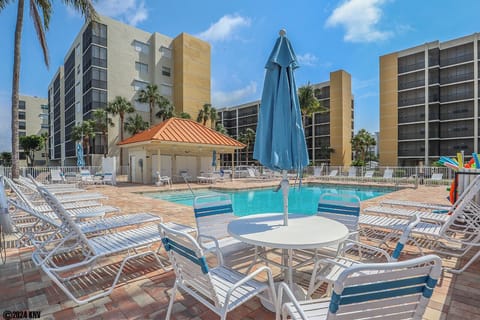 Hibiscus Pointe Heated Pool and Sundeck