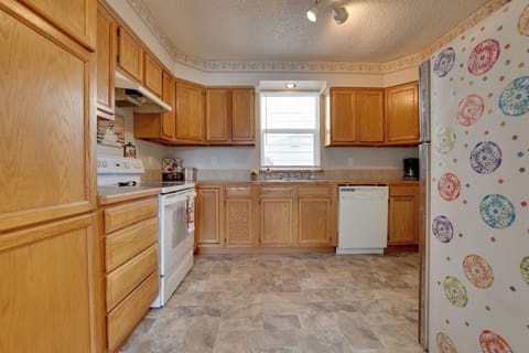 Kitchen | Fully Equipped w/ Cooking Basics