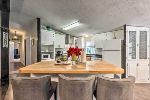 Kitchen | Island w/ Seating