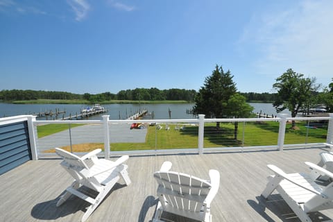 Newly remodeled 6 BR, 5.5 BA Waterfront with upper deck and private pier