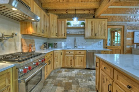 Kitchen (main level)