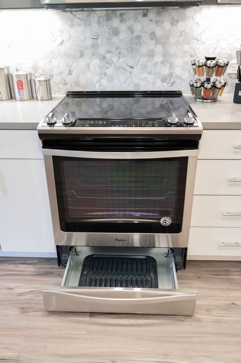 Full-sized, ceramic-top electric range