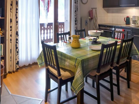 Table, Property, Furniture, Window, Wood, Textile, Interior Design, Chair, Picture Frame, Tableware