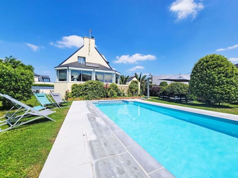 Sky, Cloud, Water, Plant, Property, Swimming Pool, Azure, Tree, Rectangle, Grass