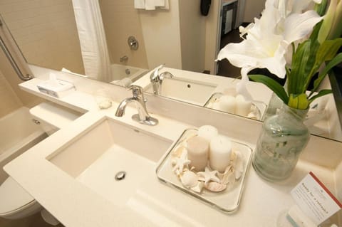 Bathroom with a shower and tub. The essential kit and towels are provided!