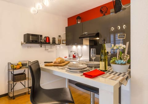Kitchen: oven + electric hob + fridge/freezer + microwave + dishwasher