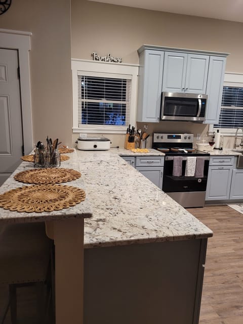 Kitchen w/bar for 2