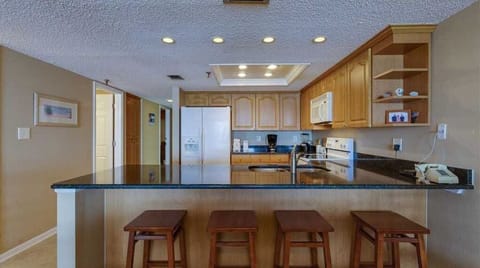 Kitchen counter with 4 stools