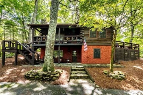 Laurel Lodge, a cozy log cabin nestled in Sky Valley. Near Clayton & Highlands.