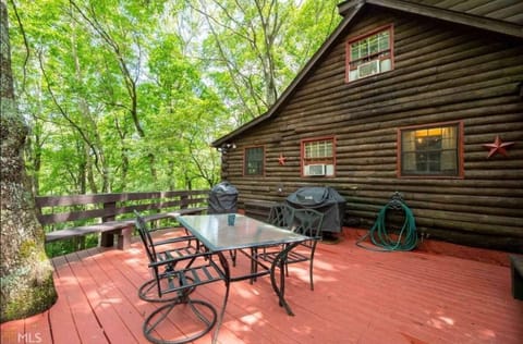Bbq deck that overlooks the serene woodsy area
