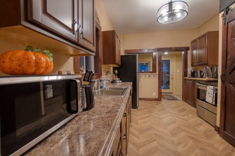 Find yourself in a fully equipped kitchen and exercise you Chef skills !