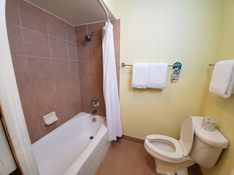 Bathroom with a shower and tub. The essential kit and towels are provided!