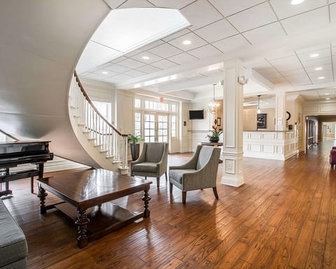 Stylish lobby with 24/7 front desk available