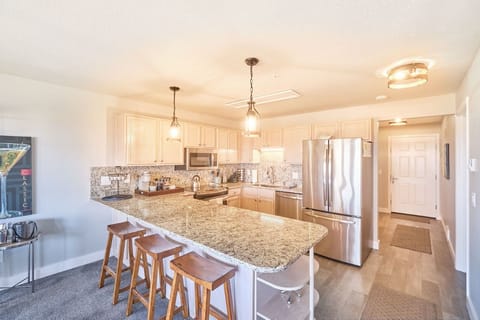 Kitchen seats 3 at the bar