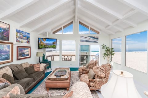 Showcasing uninterrupted views of Newport's white sand beaches and sparkling Pacific Ocean, this upper unit is perfect for families looking to enjoy the beach on a budget.
                