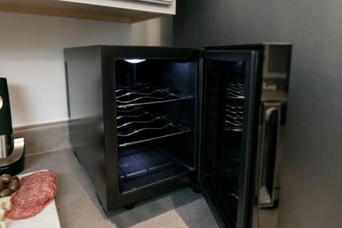 6 Bottle wine cooler 