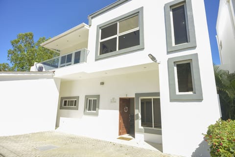 Casa Lourdes

Private Parking,
5 bedrooms,
5.5 Bathrooms
Staff