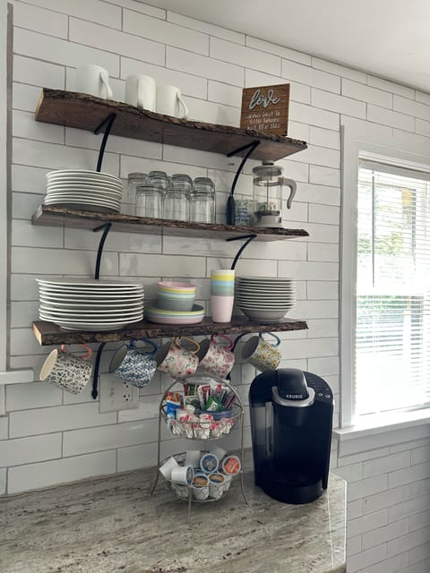 Dishes for plenty, keurig & traditional drip coffeemaker. 