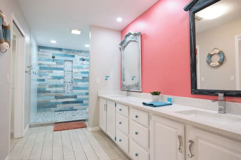 Master Bath, dual showers, dual vanity