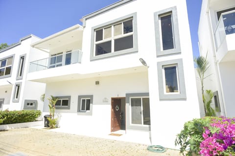 Casa Guadalupe

Private Parking,
4 bedrooms,
4.5 Bathrooms
Staff 