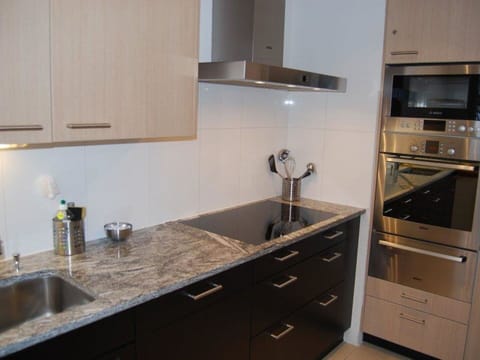 Kitchen Sink, Cabinetry, Countertop, Tap, Property, Sink, Plumbing Fixture, Kitchen, Wood, Interior Design