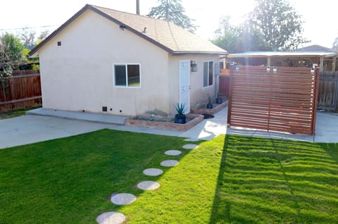 Private, quiet and large guesthouse with patio, in a lovely neighborhood